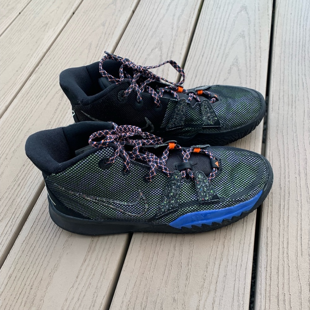 Kyrie 7 Grade School Size 6